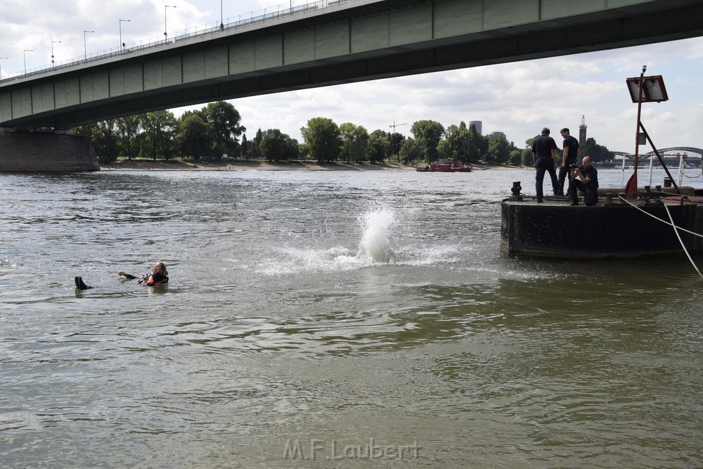 Uebung BF Taucher und Presse Koeln Zoobruecke Rhein P284.JPG - Miklos Laubert